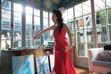 忠彦のアトリエで踊る秀子（壇蜜）を見て、唖然とする一同