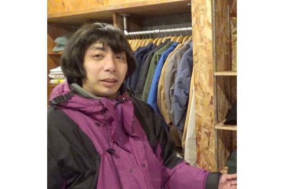 店の棚に色とりどりのキャップを並べる上田　写真提供：ＭＢＳ