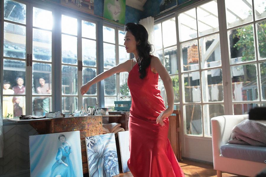 忠彦のアトリエで踊る秀子（壇蜜）を見て、唖然とする一同