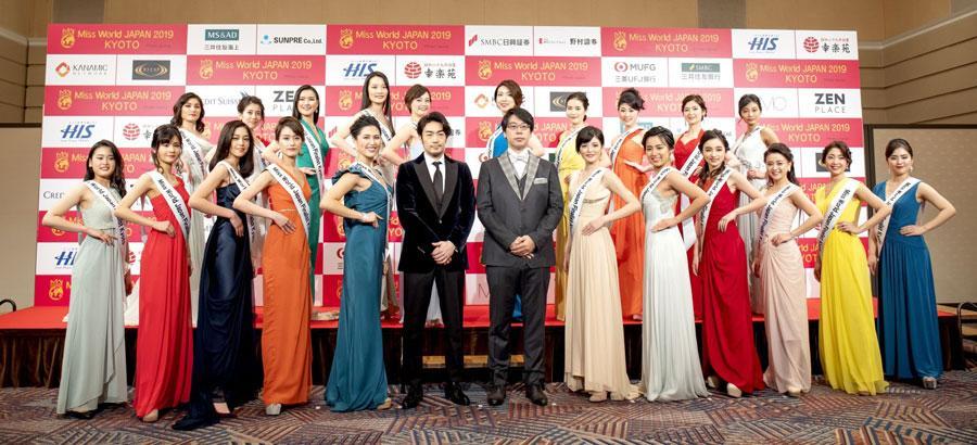 俳優・大谷亮平とフォトセッションをおこなったファイナリスト２１名（１名欠席）（２日・京都市内）