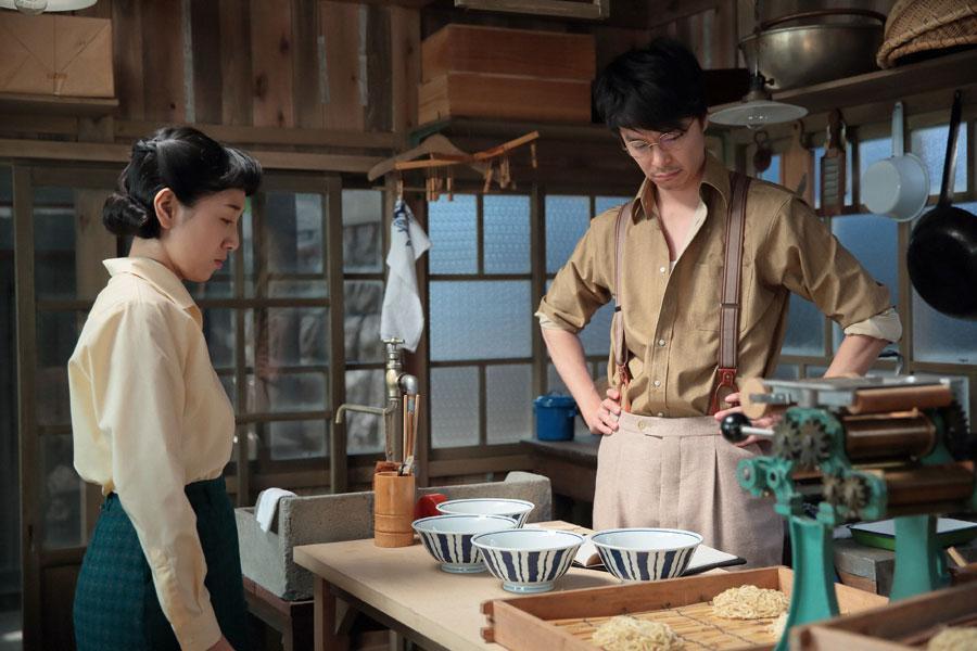 時間を変えて麺を干したが失敗し、落ち込む萬平（長谷川博己）と福子（安藤サクラ）