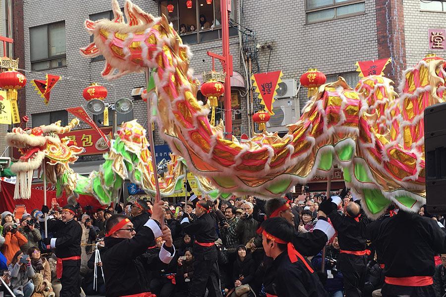 中国伝統芸能「龍舞」を演じる面々が町を練り歩く『南京町春節祭』の様子