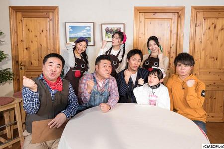 　前列左から、塚地武雅、山崎弘也、狩野英孝、野々山ひなた、こたつ（後列は山ガール）