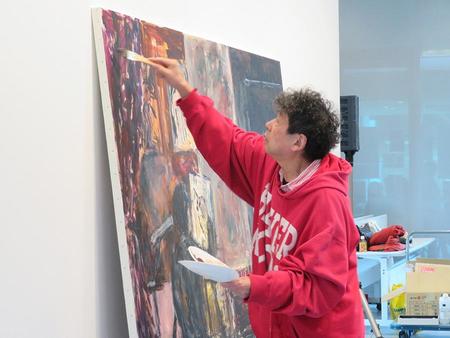 「横尾忠則現代美術館」（神戸市灘区）の展覧会初日に公開制作がおこなわれ、大勢の観客が詰めかけた