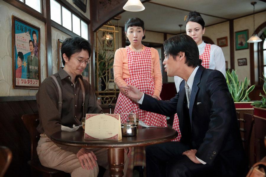 　世良（桐谷健太）から「即席ラーメンを欲しがっている人はいない」と突きつけられる萬平（長谷川博己）