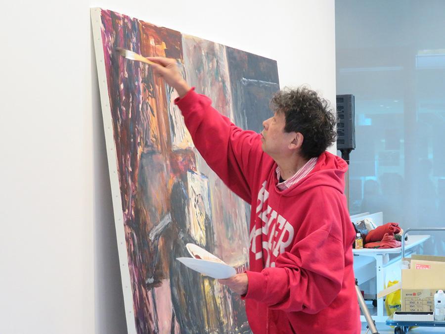 「横尾忠則現代美術館」（神戸市灘区）の展覧会初日に公開制作がおこなわれ、大勢の観客が詰めかけた