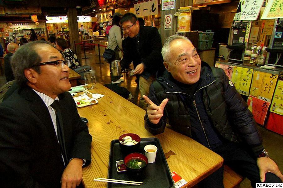 　「ひろめ市場」で相席する西川のりお（右）