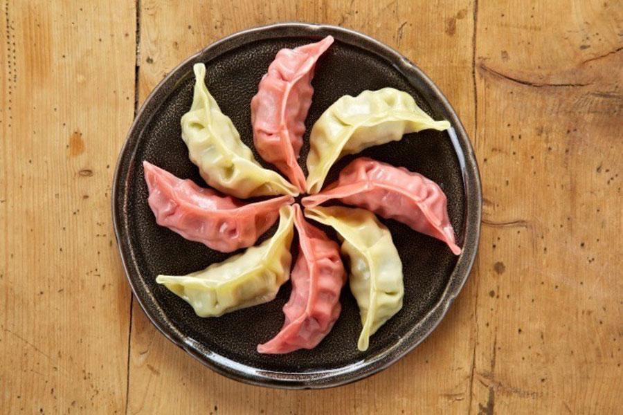 　ヨーロッパ野菜のビーツを皮に練り込んだカラフルな餃子「カラフルビーツ餃子」