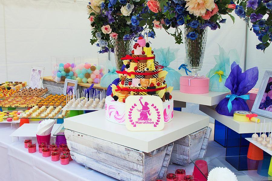 　エイドスターションの補スイーツエリアに飾られたスイーツたち（２４日・大阪市内）