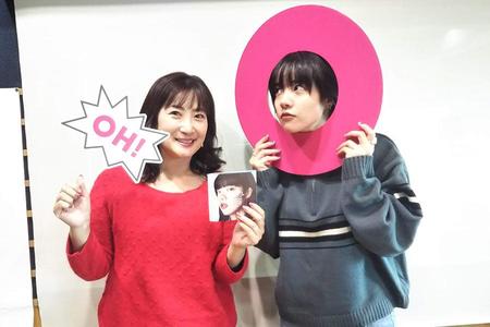 ＦＭ ＯＨ！『Ｍａｒｃｈｅ Ｃｏｕｃｏｕ』にゲスト出演したあいみょん（右）。左はＤＪの珠久美穂子（２７日・大阪市内）