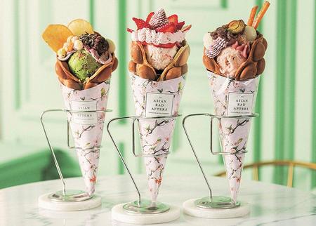 「アジアンラッドアフターズ」のバブルワッフル（中央がストロベリーブーケ、左のミヤコと右のナデシコはェイアール京都伊勢丹限定）