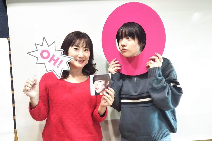 ＦＭ ＯＨ！『Ｍａｒｃｈｅ Ｃｏｕｃｏｕ』にゲスト出演したあいみょん（右）。左はＤＪの珠久美穂子（２７日・大阪市内）