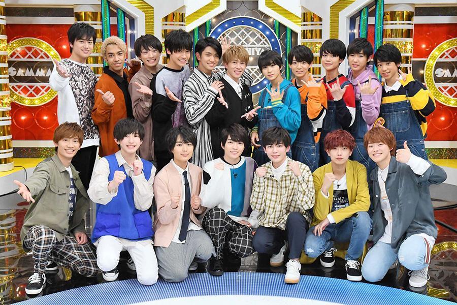 関西ジャニーズＪｒ.総勢１８人が、３月２５日放送の『痛快！明石家電視台』（ＭＢＳ）に集結。さんまとぶっちゃけトークを展開する　写真提供：ＭＢＳ