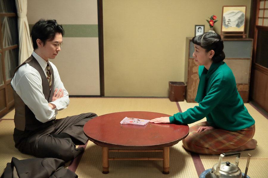 「まんぷくラーメンのひとり勝ちだ」と喜ぶ萬平（左・長谷川博己）に、本当にそれで良いのか尋ねる福子（安藤サクラ）