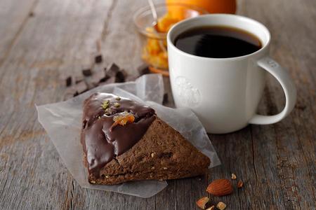 　ビエラ甲子園口店（兵庫県西宮市）が考案した「アメリカンスコーン ダブルチョコ＆オレンジ」は、西日本中心に地域限定販売