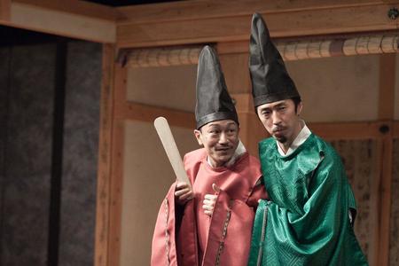 左からヨーロッパ企画の中川晴樹、ＴＨＥ ＲＯＢ ＣＡＲＬＴＯＮの村角ダイチ。舞台『ＳＩＮＧＥＲ-ＳＯＮＧＷＲＩＴＥＲＳ』より　写真／今西徹