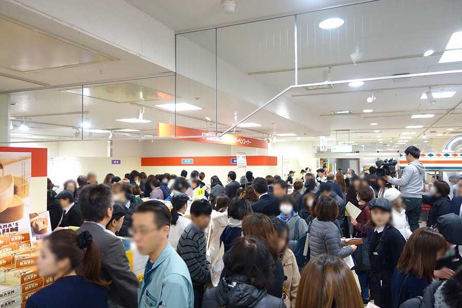 「そごう神戸店」オープンと同時に大混雑した『バウムクーヘン博覧会』（２月２８日撮影）