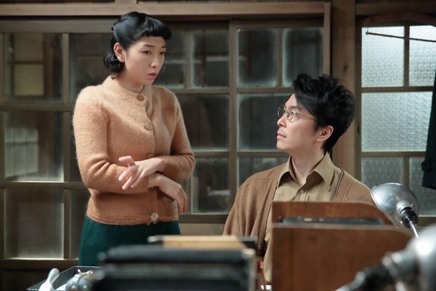 大胆な考えに驚くも、「これからのことを考えたら萬平さんの言うてることが正しい」と萬平（右・長谷川博己）に賛成する福子（安藤サクラ）