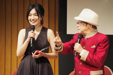 『おおさかシネマフェスティバル２０１９』で新人女優賞に輝いた木竜麻生（左）と司会の浜村淳（３日・大阪市内）