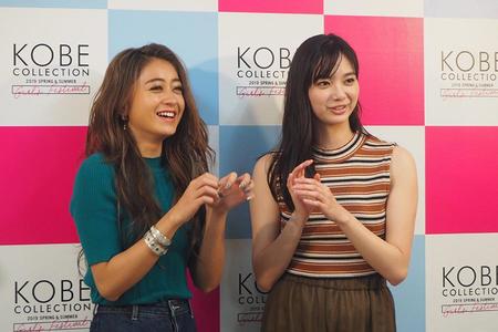 ネイルの話で盛り上がる池田美優（左）と新川優愛（３日・神戸市内）