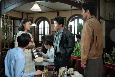 「萬平のラーメン作りが気になり、映画には行けない」と岡（中尾明慶）と森本（毎熊克哉）を翻弄する吉乃（深川麻衣）