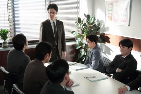 まんぷく食品・会議室で他社の倒産の話を聞き、まんぷく食品も危機感を持たないといけないと話す真一（左・大谷亮平）、森本（毎熊克哉）、萬平（長谷川博己）、神部（瀬戸康史）、岡（中尾明慶）