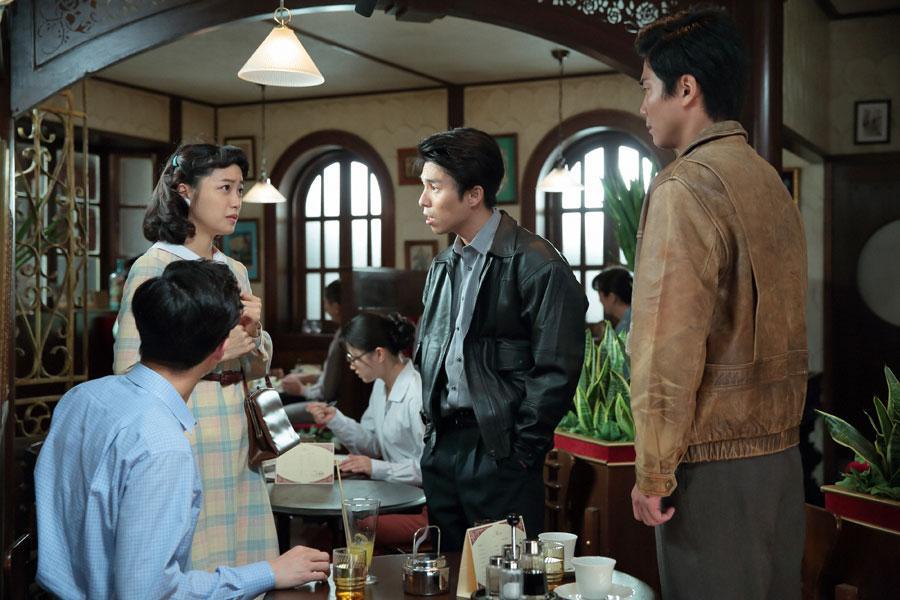 「萬平のラーメン作りが気になり、映画には行けない」と岡（中尾明慶）と森本（毎熊克哉）を翻弄する吉乃（深川麻衣）