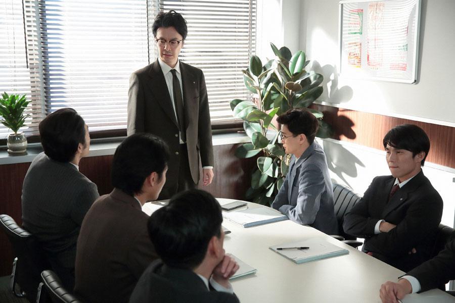 まんぷく食品・会議室で他社の倒産の話を聞き、まんぷく食品も危機感を持たないといけないと話す真一（左・大谷亮平）、森本（毎熊克哉）、萬平（長谷川博己）、神部（瀬戸康史）、岡（中尾明慶）
