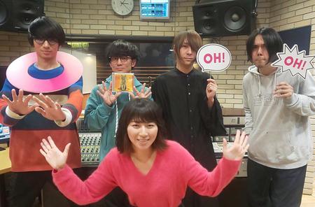 ＦＭ ＯＨ！『なんＭＥＧＡ！』にゲスト出演したヒトリエ、前列はＤＪの前田彩名（１日・大阪市内）