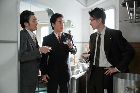 　萬平（長谷川博己）が作った新商品のスープの味に驚く世良（桐谷健太）