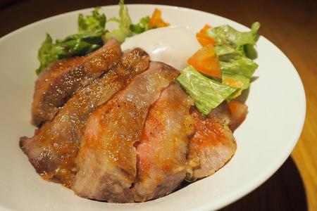 　スペインバル「ラ カスエラ ロハ」（北館６F）のイベリコ豚の肩カルビ丼　９５０円　３００度で焼き上げた肉塊を余熱でしっとりジューシーに