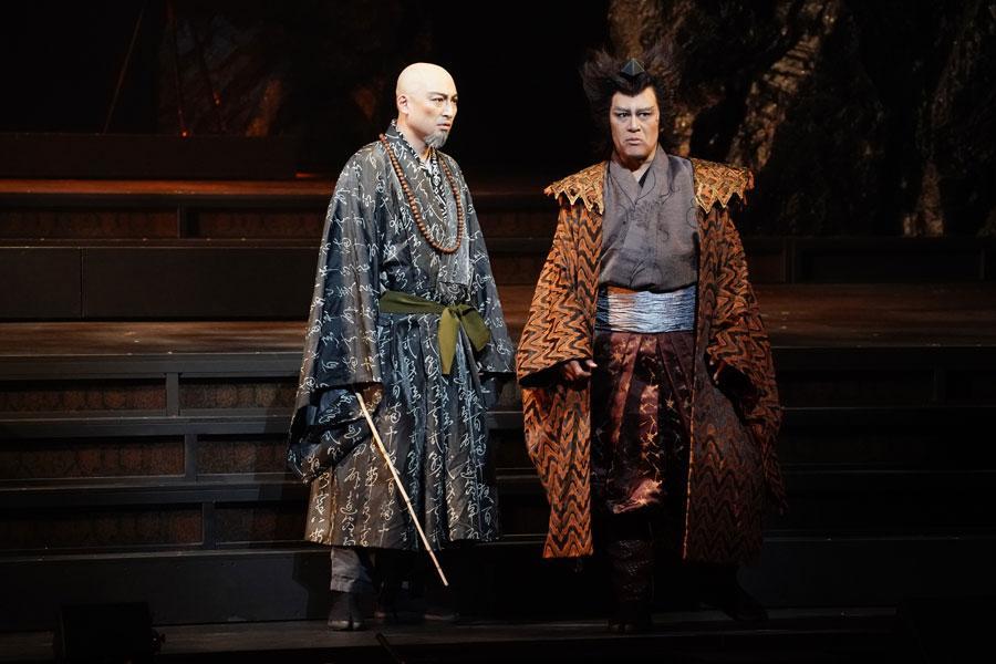 牛若のお目付け役の僧・常陸坊海尊（ひたちぼうかいそん）役の山内圭哉（左）と武蔵坊弁慶役の橋本じゅん　写真／田中亜紀