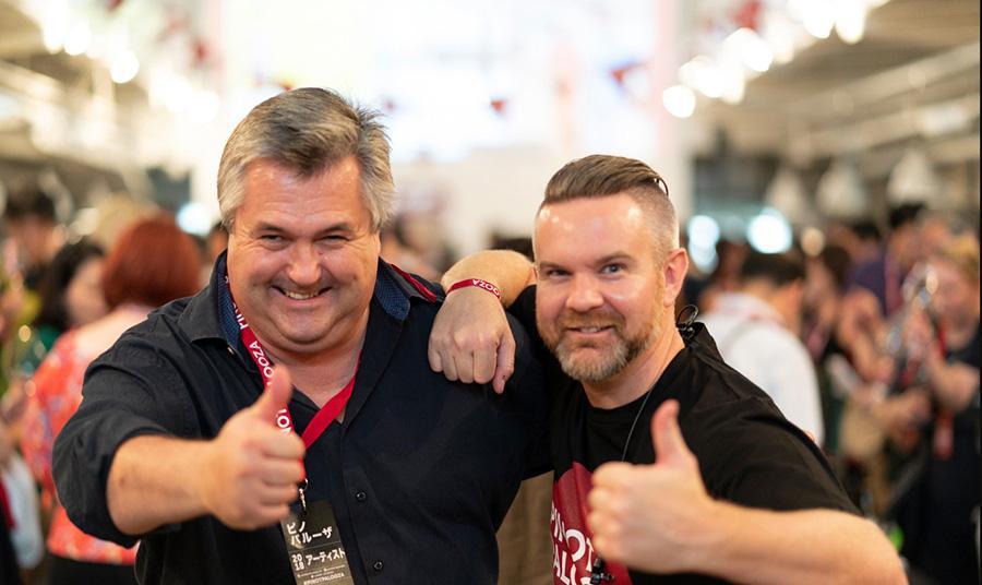 ワイナリー出店者と、ピノパルーザの創設者ダン・シムズ（右）