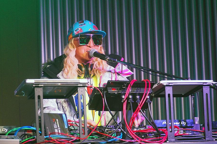 大阪・天王寺の「あべのハルカス」に登場したＤＪ ＫＯＯ