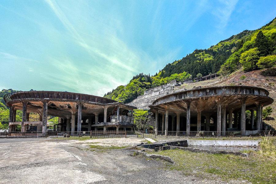 神殿のような円形の装置「シックナー」が、アート作品と融合する