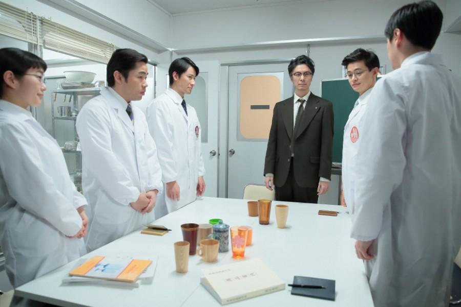 改めてまんぷくヌードルが画期的な商品であることを説明し、「一緒にまんぷくヌードルを作ろう」と新商品開発メンバーに訴える萬平（中央・長谷川博己）