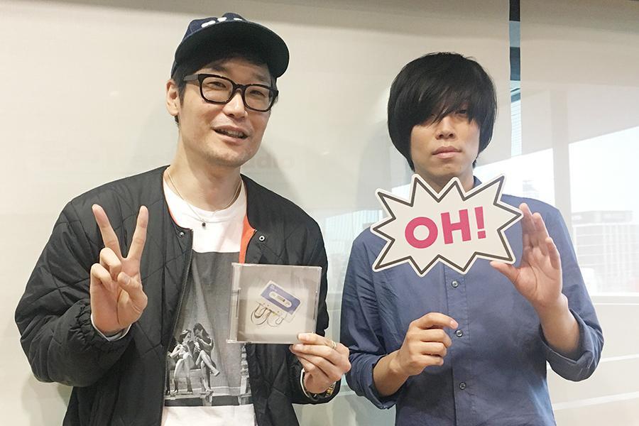 ＦＭ ＯＨ！『Ｍｕｓｉｃ Ｂｉｔ』にゲスト出演した内澤崇仁（右）。左はＤＪの遠藤淳（７日・大阪市内）