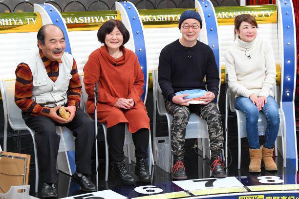 左から、石コレクターの磯部敏雄さん＆美保子さん夫婦、ご主人がフリスビーコレクターの武野宏行さん＆真紀さん夫婦