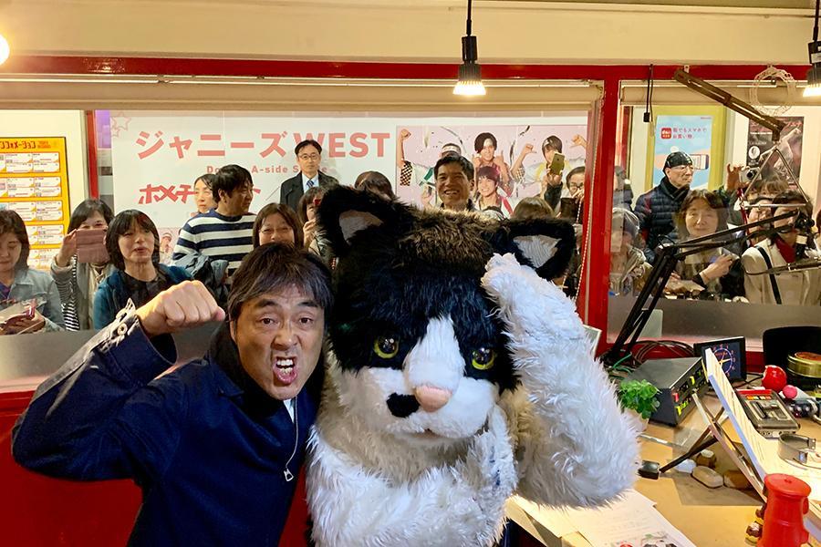 右がむぎ（猫）、左がＤＪのマーキー（２０日・大阪市内）