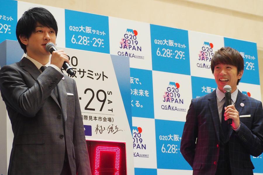 『Ｇ２０大阪サミット』開催１００日前カウントダウンボードの除幕式に出席した関ジャニ∞の横山裕（左）と村上信五（２０日、大阪市内）