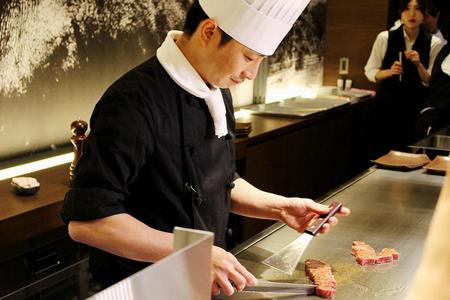 霜降りの神戸ビーフを目の前の鉄板で一気に焼き上げる