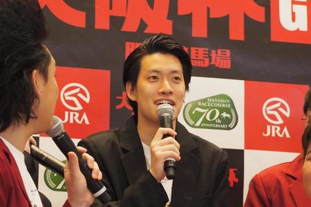 「Ｇ１大阪杯ＰＲ隊」の就任式に登場した霜降り明星・粗品（２５日・大阪市内）