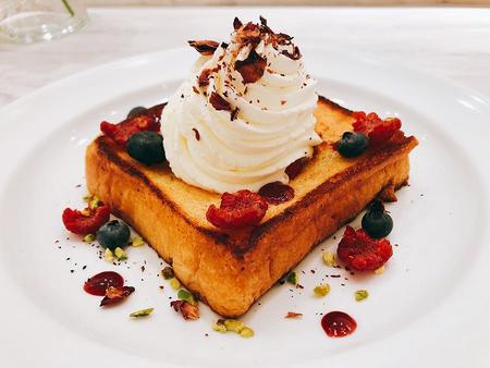 ベリーの酸味とミルクの風味が生きた「ラズベリーミルクトースト」１５５０円（税別）