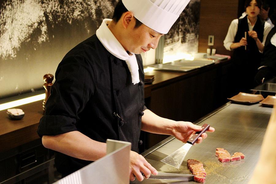 霜降りの神戸ビーフを目の前の鉄板で一気に焼き上げる