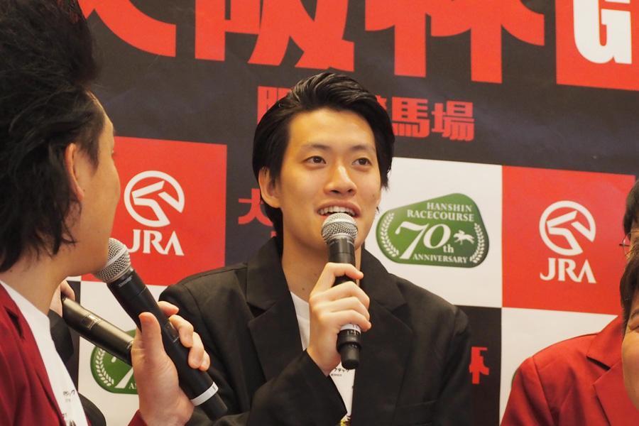 「Ｇ１大阪杯ＰＲ隊」の就任式に登場した霜降り明星・粗品（２５日・大阪市内）