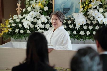　「では始めましょう」と生前葬を始める今井鈴（松坂慶子）
