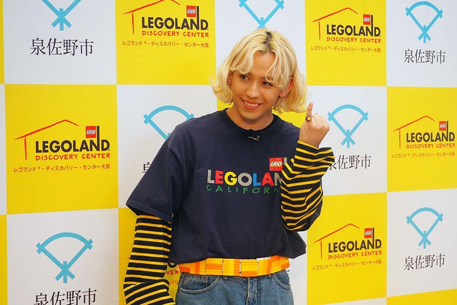 　会場スタッフが作ってくれたという、ブロック製のベルトを付けて登場したりゅうちぇる（２７日・大阪市内）