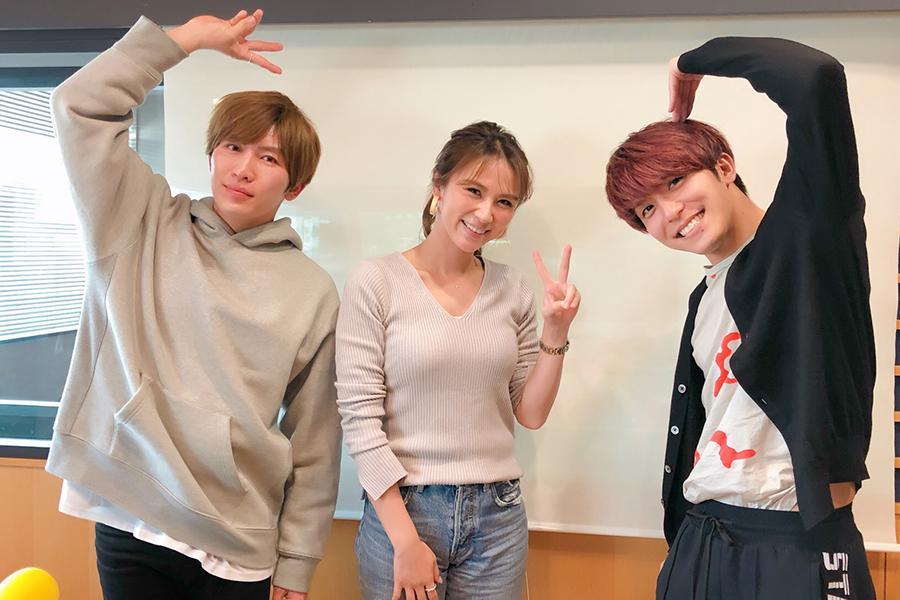 　ＴＨＥ ＢＥＡＴ ＧＡＲＤＥＮのＵ（左）とＭＡＳＡＴＯ（右）、中央はＤＪの赤松悠実（２７日・大阪市内）