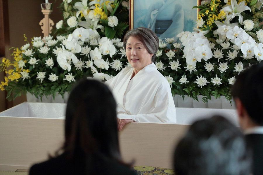 　「では始めましょう」と生前葬を始める今井鈴（松坂慶子）