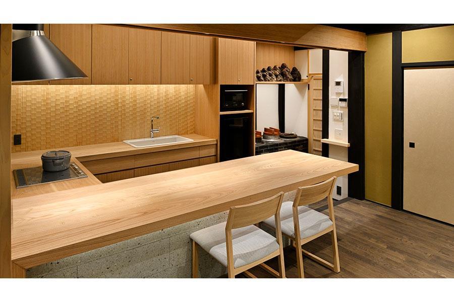 京町家の伝統的な台所「おくどさん」を構えた、広々としたキッチン